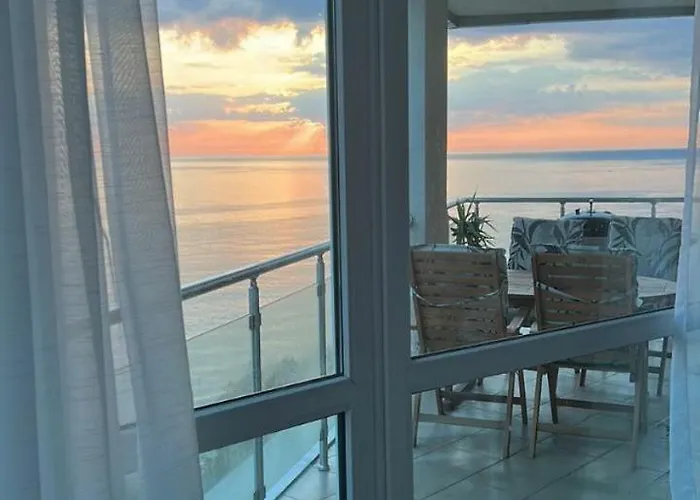 Front Luxurious Two Bedroom 公寓